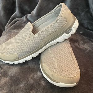 DanskinNow CoolWave memory foam 7.5 Tan Slip on